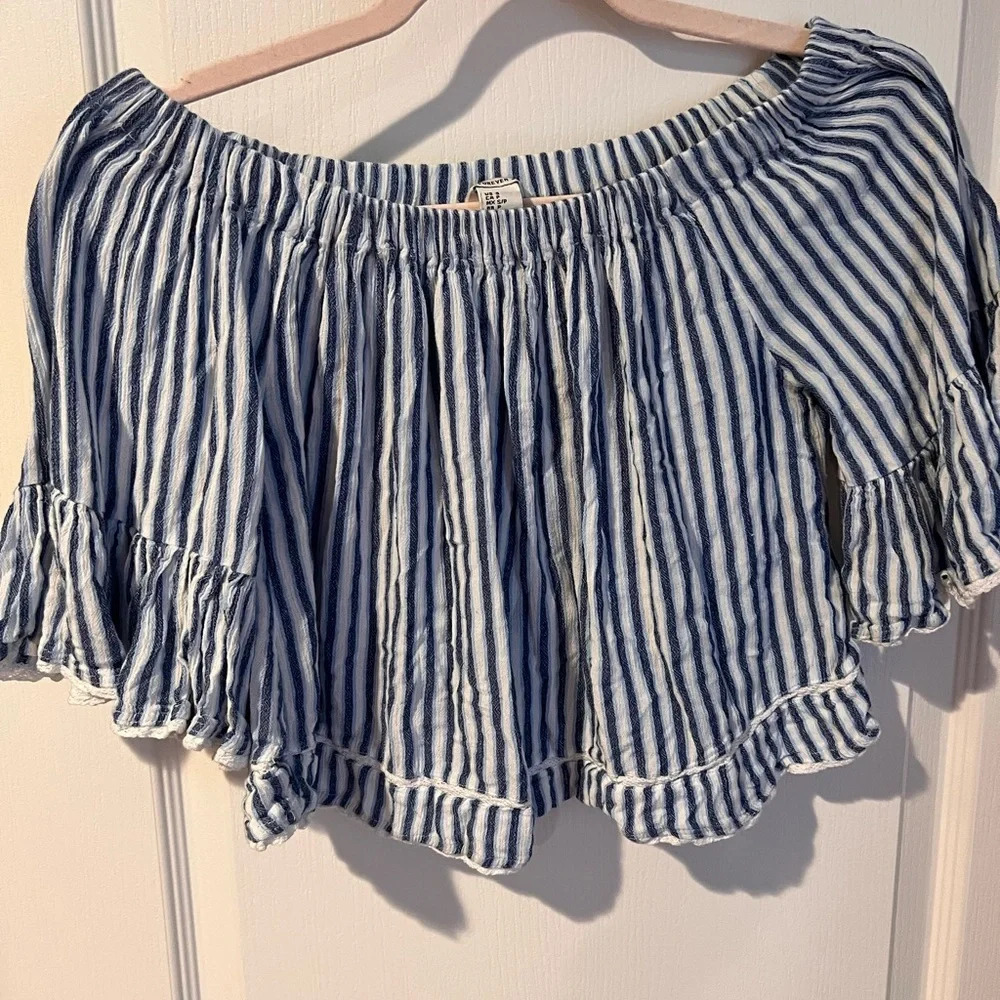 Forever 21 sz small off shoulder crop top in blue and white stripes.
